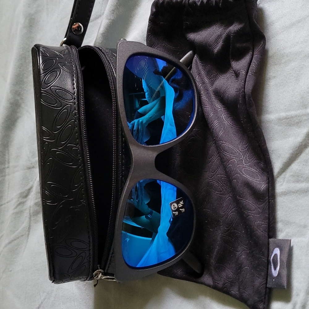 Oakley "hold out" saffire iridium polarized sungl